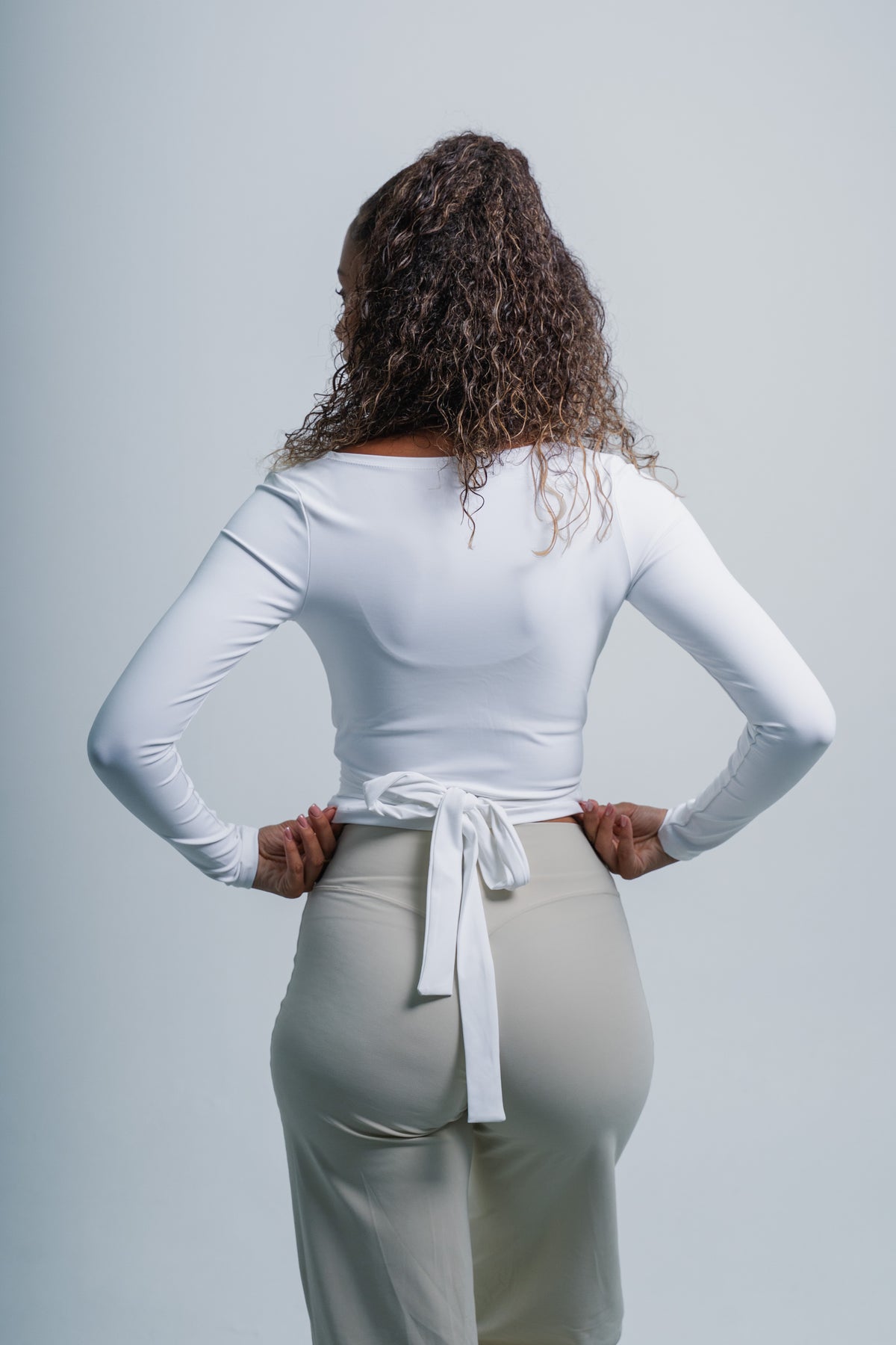 Alo Yoga XS Gather Lengan Panjang - Hitam