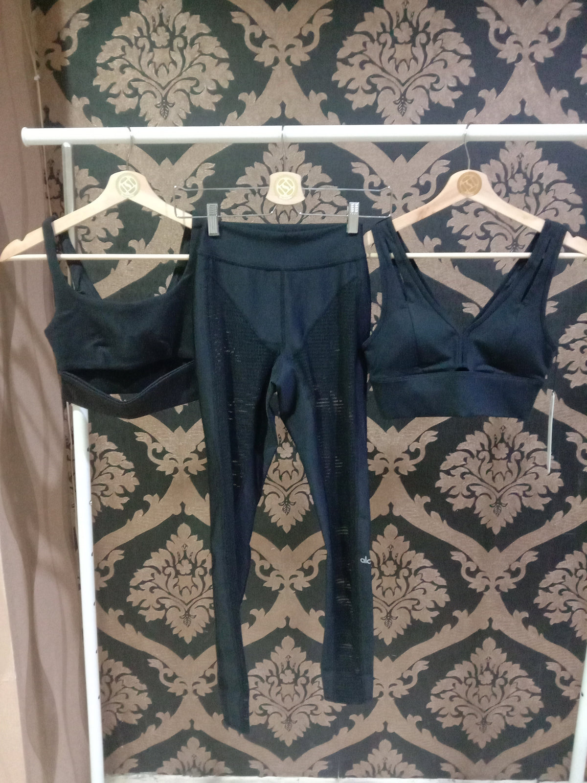 Bra Belahan Kecil Alo Yoga - Hitam