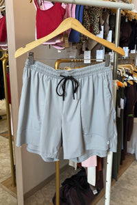 Rok Tenis Aces KECIL Alo Yoga - Limun Stroberi