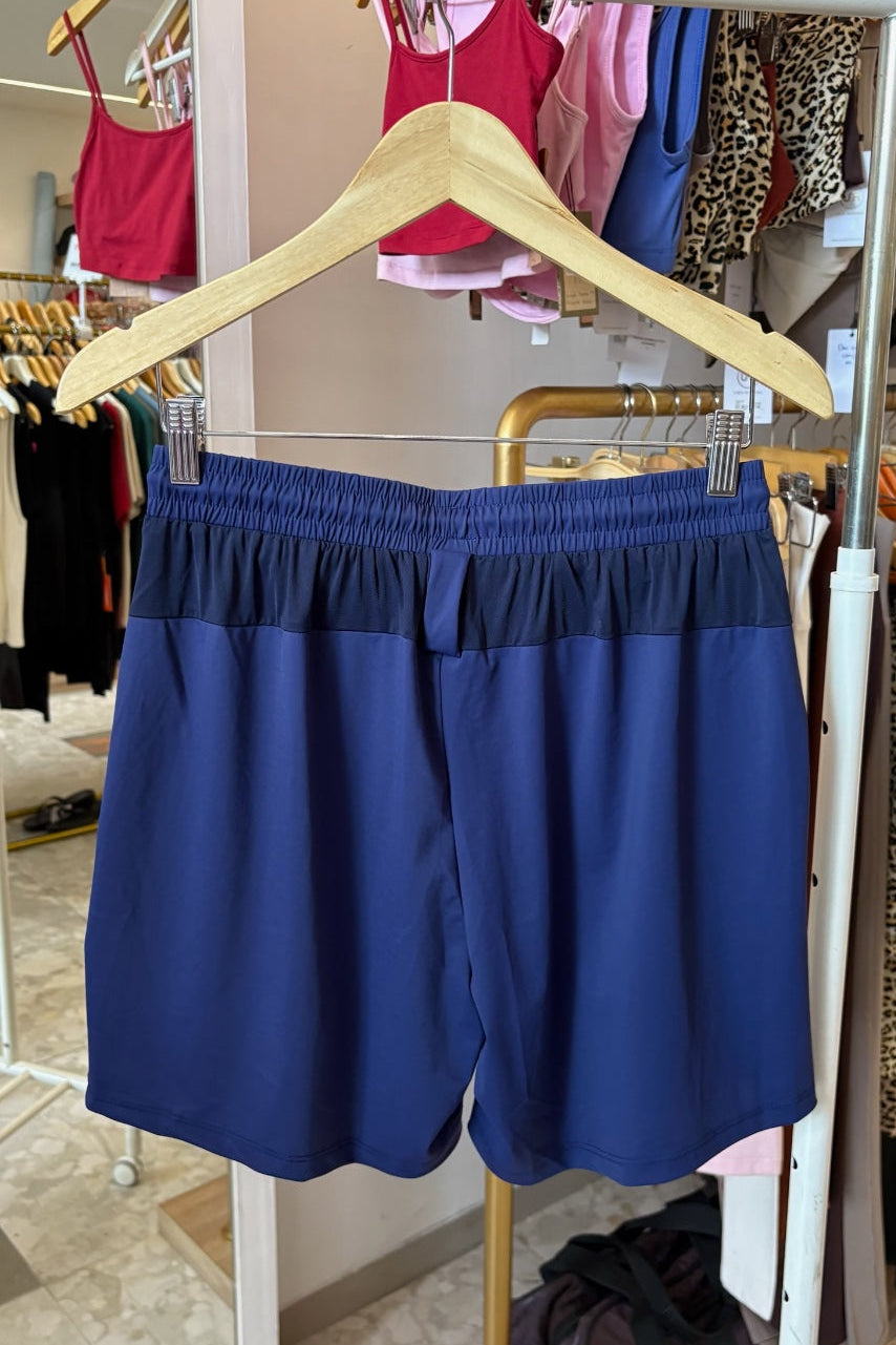 Rok Tenis Aces KECIL Alo Yoga - Limun Stroberi