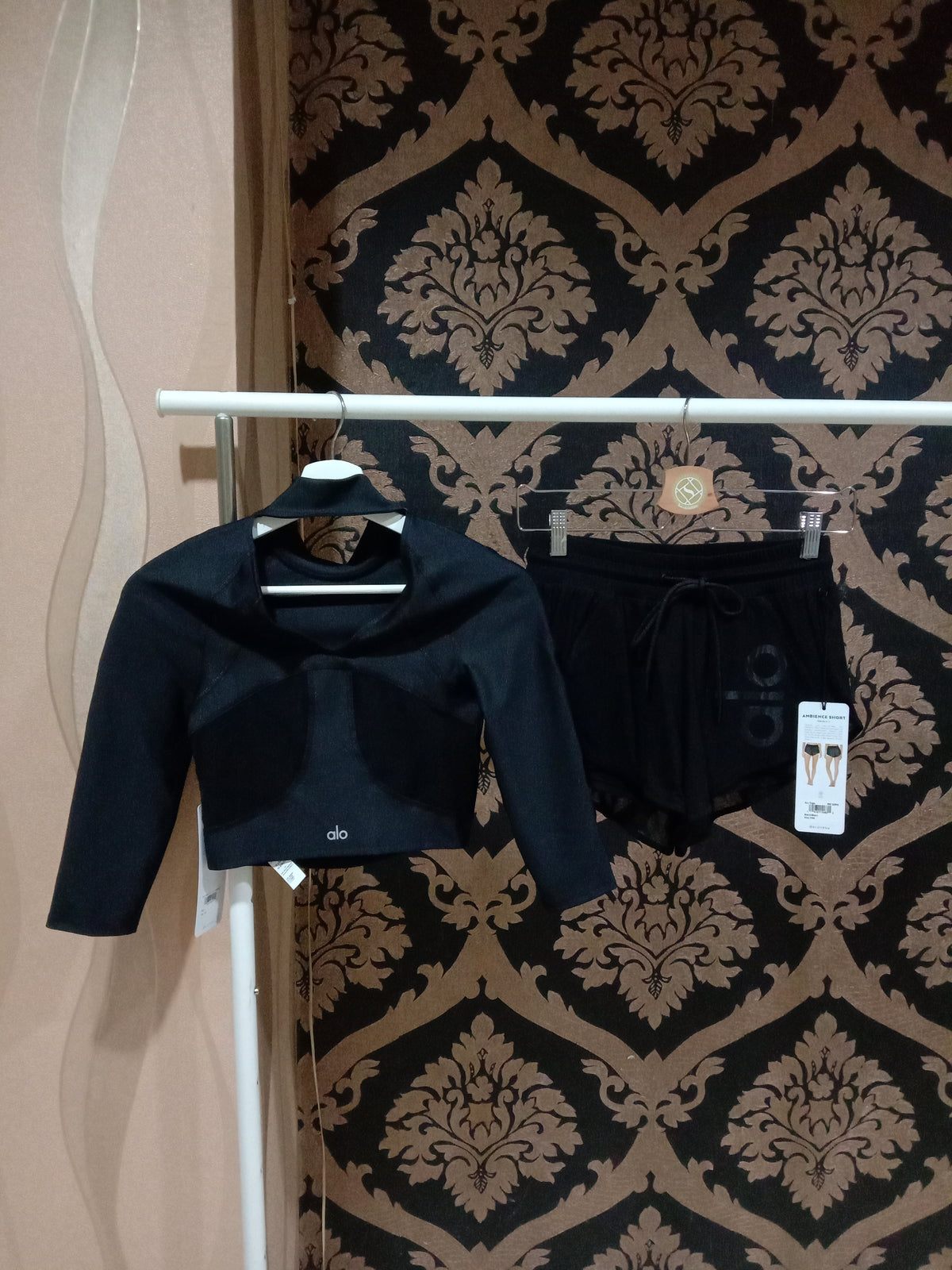 Alo Yoga XS Archer Dilengkapi Lengan Panjang - Hitam