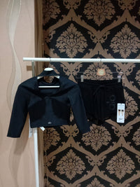 Alo Yoga XS Archer Dilengkapi Lengan Panjang - Hitam