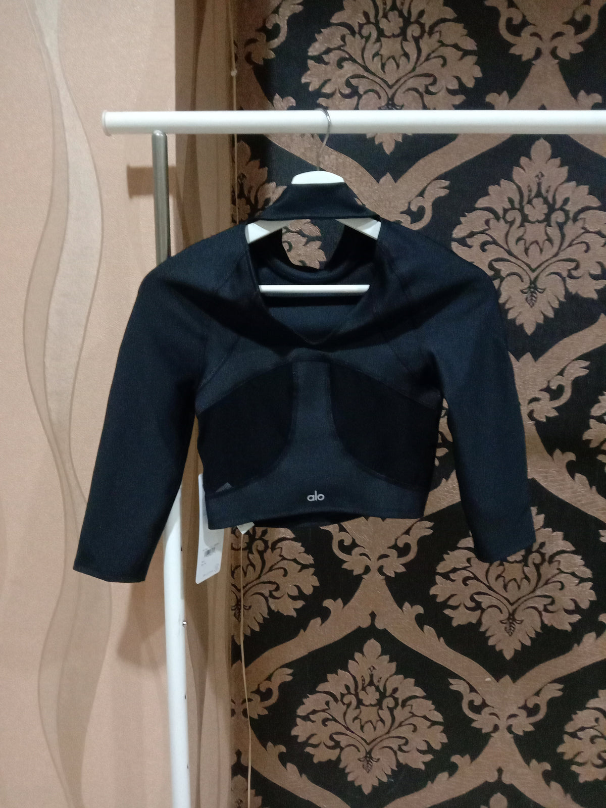 Alo Yoga XS Archer Dilengkapi Lengan Panjang - Hitam